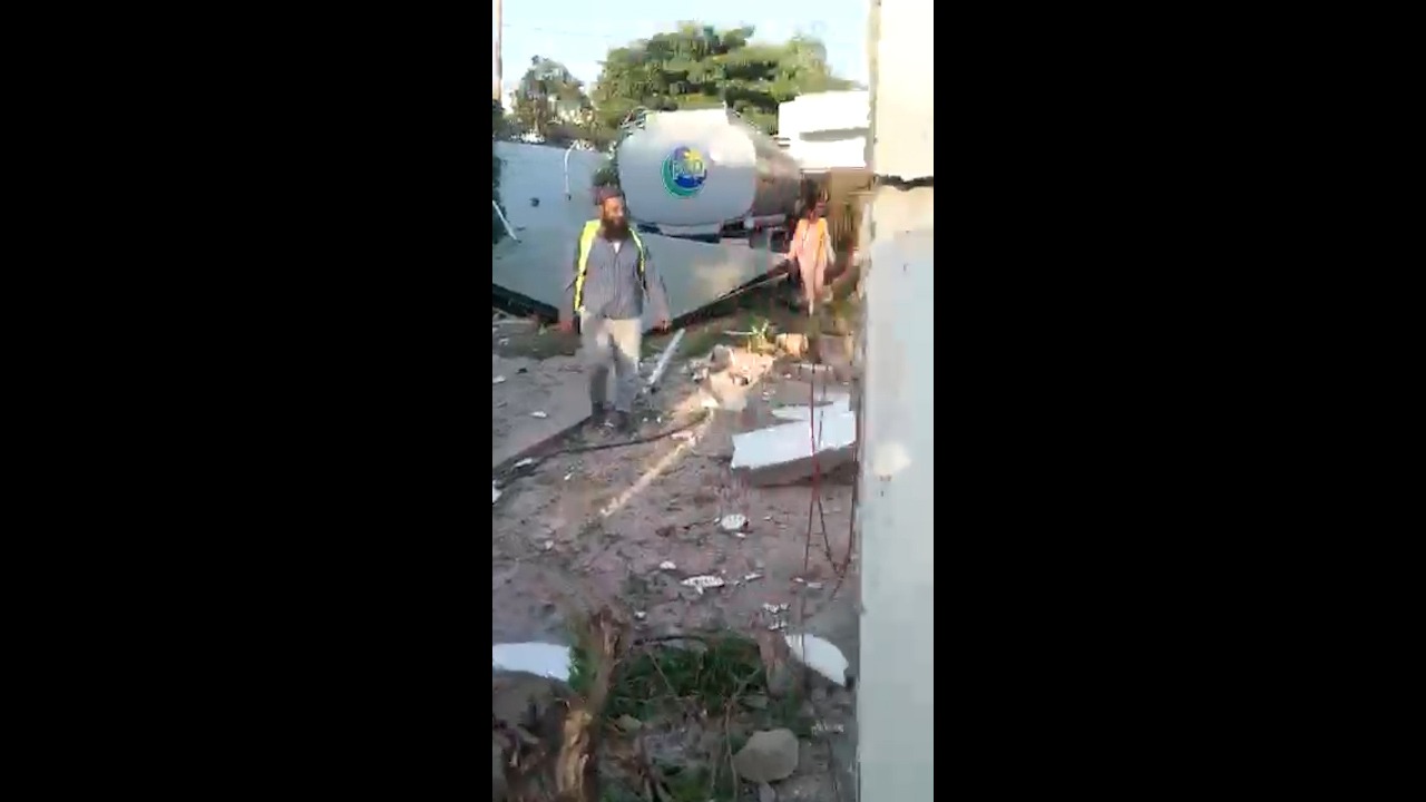 Watch: Oil tanker spins out of control, rams into a house in DHA Karachi