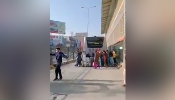 'Dhakka start': Passengers push Peshawar BRT bus after it breaks down