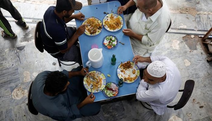 Indoor dining banned in Karachi's restaurants as coronavirus cases rise