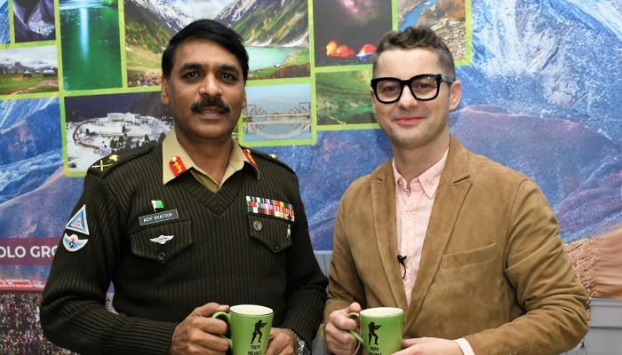 Akcent congratulates former DG ISPR Asif Ghafoor by roasting Abhinandan yet again