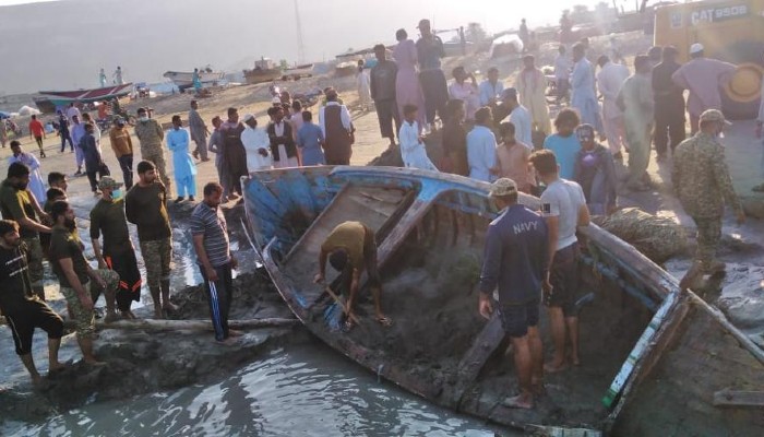 Pakistan Navy rescues stranded boats in Balochistan
