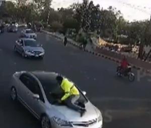 Watch: Lahore man puts traffic warden's life at risk after being asked to pull over