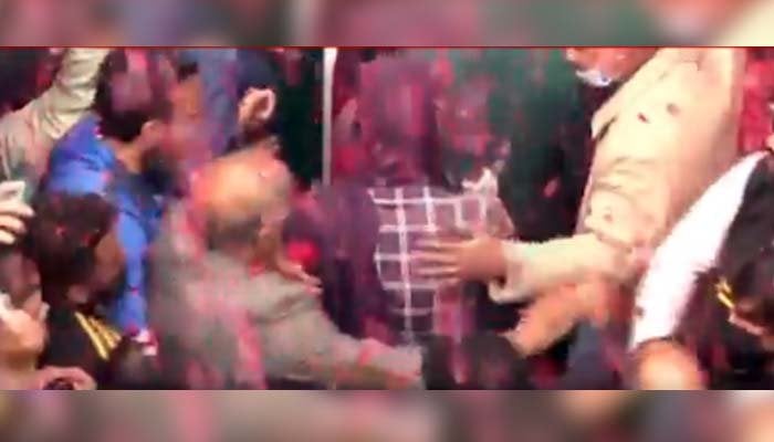 PML-N security guard beats up man for touching Maryam Nawaz's shoulder during Lahore rally