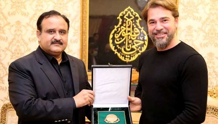 Engin Altan in Pakistan: What gifts did Usman Buzdar give the Ertugrul star? - Vimarsana News