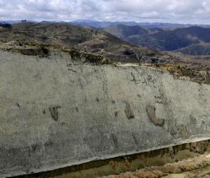 Woman dies trying to take picture at edge of 80 meter cliff in Australia