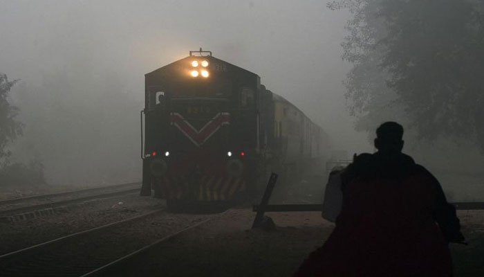 Heavy fog disrupts train schedules across Pakistan