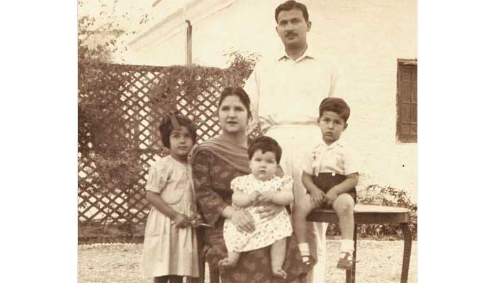 PM Imran Khan's rare photo with parents, sisters when he was three years old