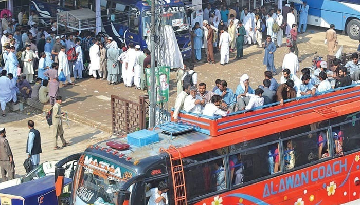 40% of Karachiites prefer public transport: Gallup Pakistan survey