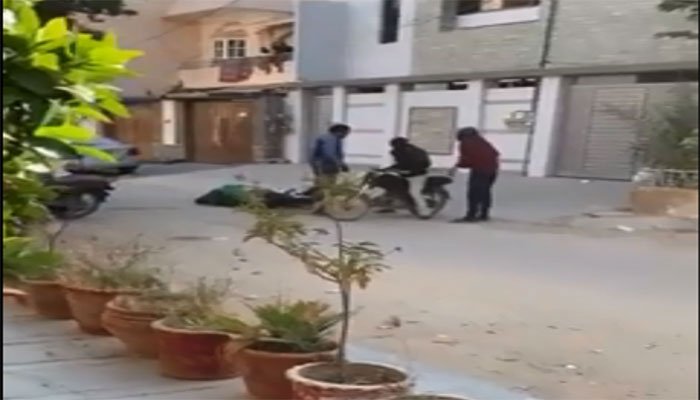 Delivery man catches two young muggers in Karachi, later pardons them