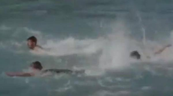 ہنزہ میں منفی 10 ڈگری درجہ حرارت میں منچلوں کا تیراکی کا مظاہرہ