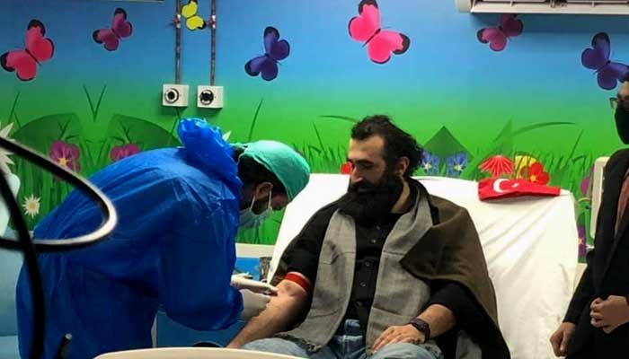 Ertugrul’s Celal Al donates blood for Pakistani children with thalassemia