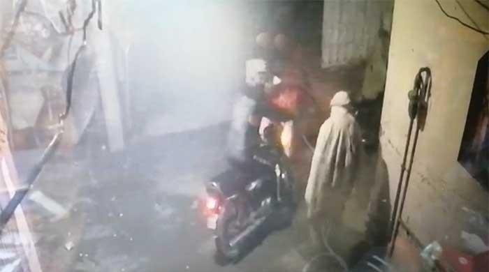 Watch: Robbers snatch burgers from delivery boy in Gujranawala