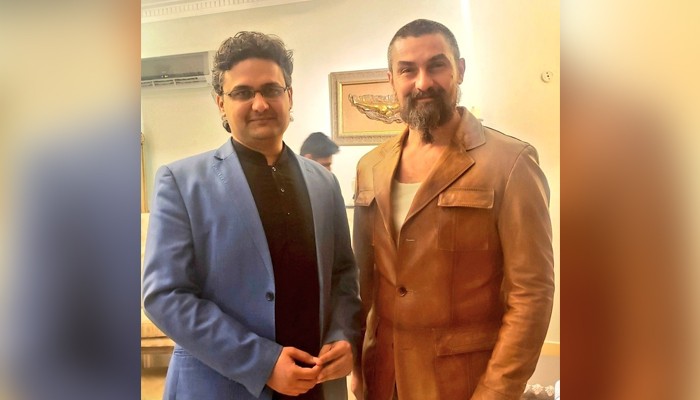 Faisal Javid Khan, Pakistan’ı ziyaret eden Bamsi ve Artok oynayan Erturul temsilcilerine teşekkür ediyor