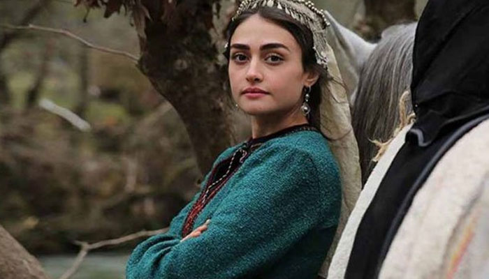 Esra Bilgic aka Halime Sultan wins hearts of Pakistani fans yet again