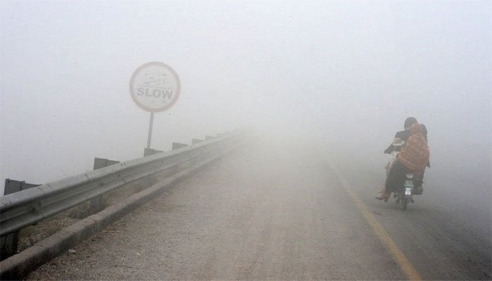 Dense fog engulfs Karachi, Lahore amid cold and dry weather - Vimarsana News