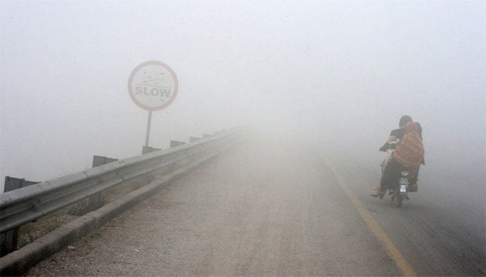 Dense fog engulfs Karachi, Lahore amid cold and dry weather