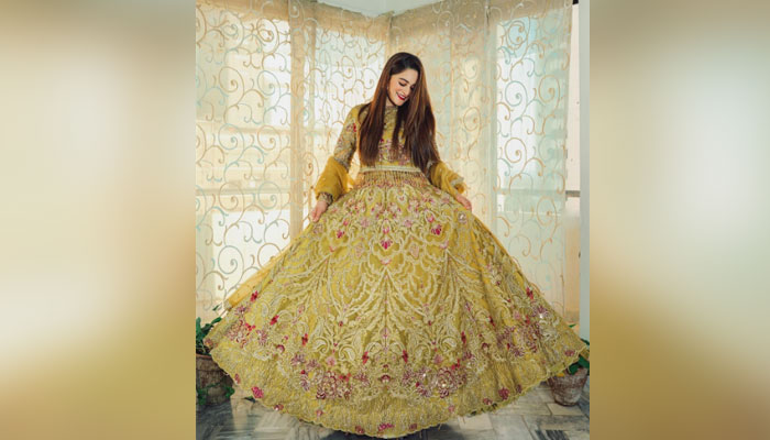 Aiman Khan drops jaws with dreamy ethnic look