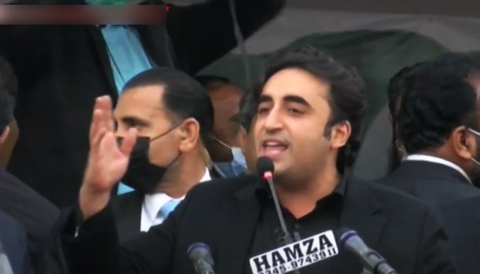 PPP Chairman Bilawal Bhutto Zardari addressing the crowd during Pakistan Democratic Movement (PDM)s Kashmir solidarity jalsa in Muzaffarabad, on February 05, 2021. — YouTube/Hum News Live
