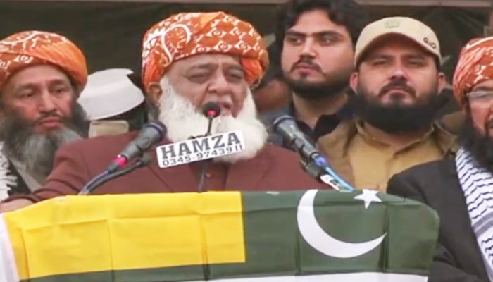 PDM chief Maulana Fazlur Rehman addressing the crowd during Pakistan Democratic Movement (PDM)s Kashmir solidarity jalsa in Muzaffarabad, on February 05, 2021. — YouTube/Hum News Live