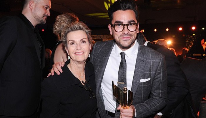 Dan Levy's mom hits back at his camp bullies as he makes his 'SNL' debut - Vimarsana News