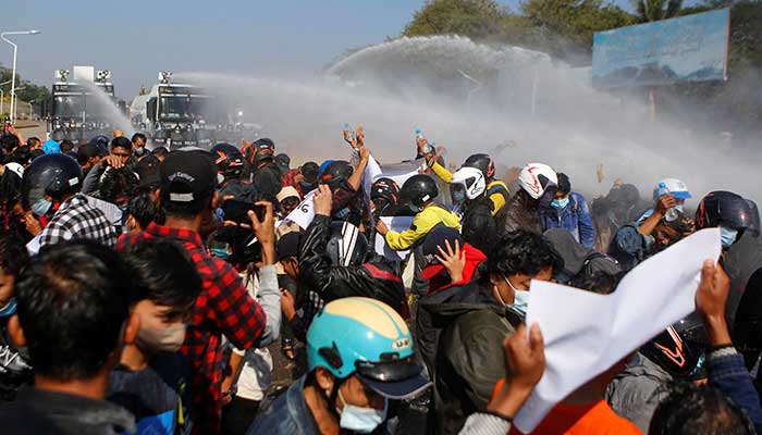 Los manifestantes continúan desafiando las prohibiciones en Myanmar después del golpe