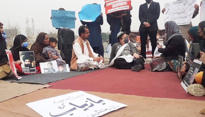 Shireen Mazari meets families of missing persons protesting in Islamabad