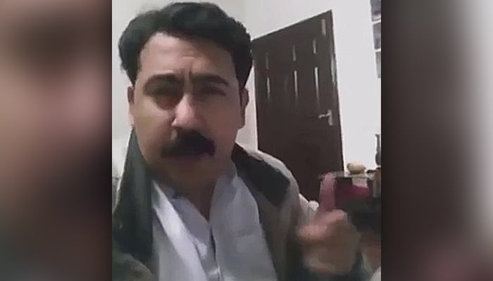 WATCH: Pakistani man's rap about the '90s goes viral on social media