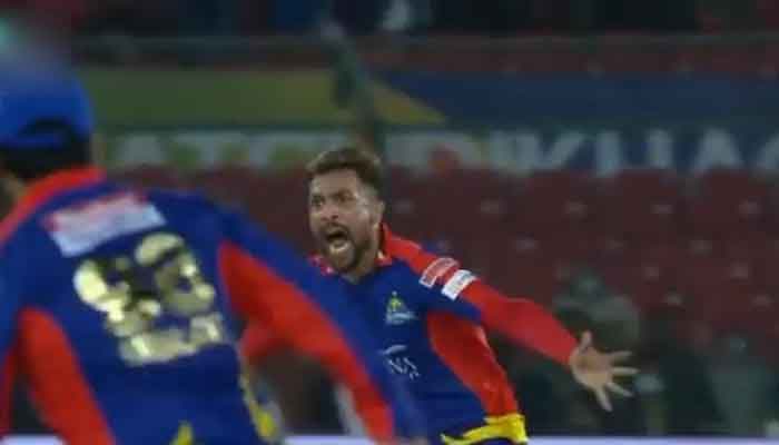 Watch: Amir pumps up Karachi crowd before taking a Lahore Qalandars scalp