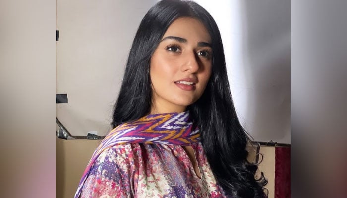 Sarah Khan turns heads with her beauty in latest snap