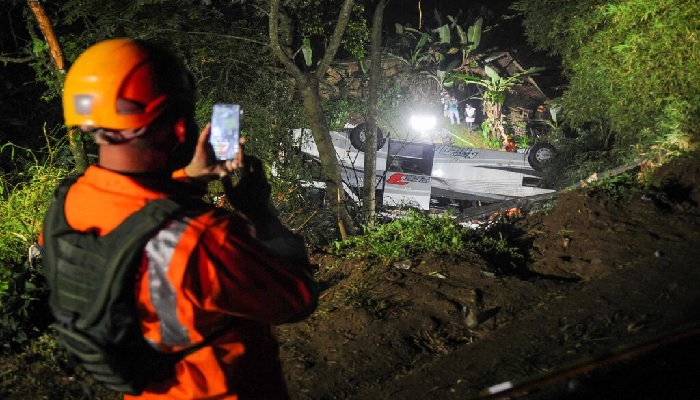 27 killed as Indonesia bus carrying school children plunges into ravine