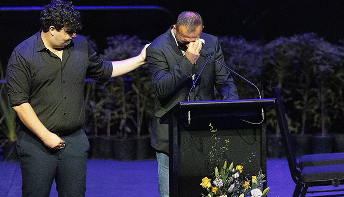 نیوزی لینڈ میں ، 13 مارچ ، 2021 کو کرائسٹ چرچ میں ہونے والے 2019 کی کرائسٹ چرچ مساجد میں دہشت گردی کے حملے کے لئے قومی یادگاری خدمات کے دوران زخمیوں کی جانب سے ایک جذباتی تیمل اتاکوگوگو خطاب کررہے ہیں۔ - رائٹرز
