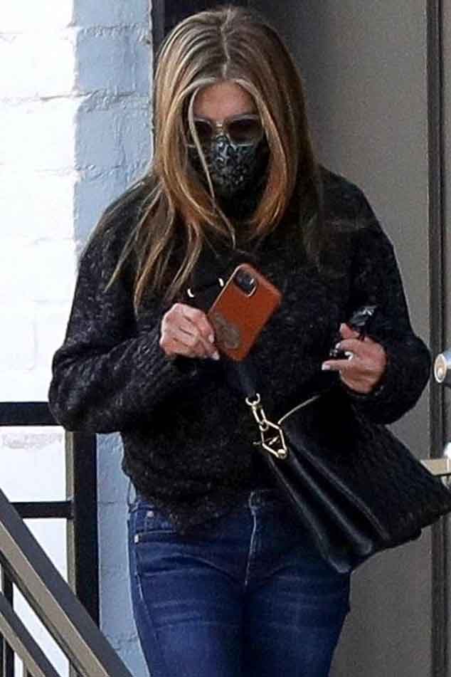 jennifer aniston handbags 2023