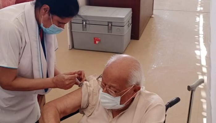 100-year-old Pakistani gets coronavirus vaccine jab in Karachi