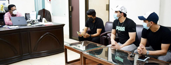 Babar Azam spotted with unmasked, untested individuals a day before COVID-19 testing