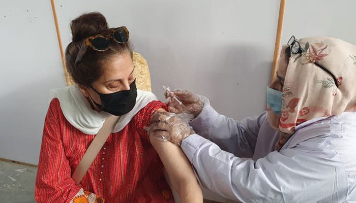 Samina Peerzada urges fans to follow coronavirus SOPS, get vaccinated