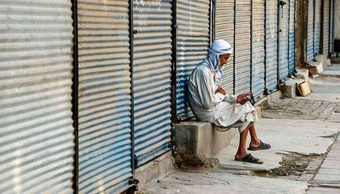 'Smart' lockdown imposed in 27 areas of Lahore amid rising coronavirus positivity ratio