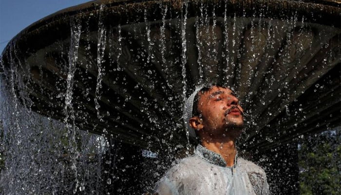 Karachi's temperature crosses 40°C as Met predicts heatwave