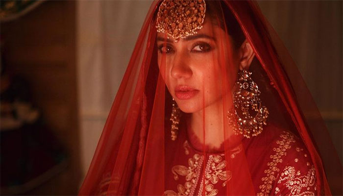 Mahira Khan wins hearts with stunning photos in bridal outfit