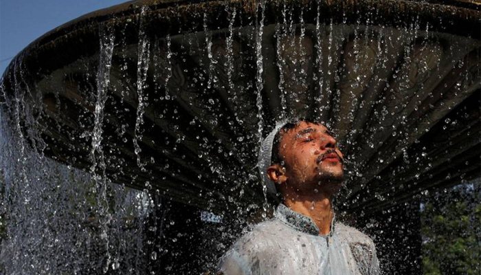 Weather update: Karachi sizzles as mercury hits 44°C, heatwave expected to break from tomorrow