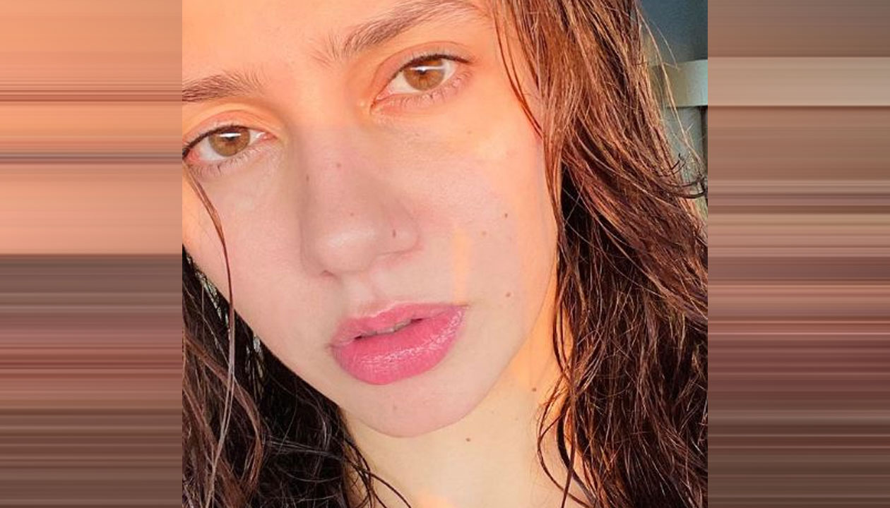Mahira Khan goes barefaced in latest snap