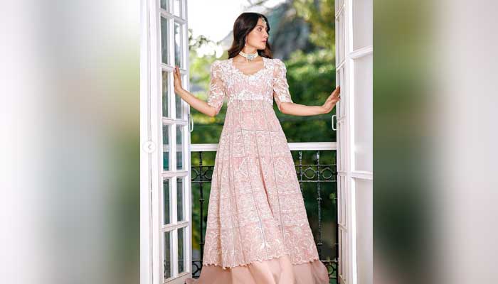 Ayeza Khan leaves tongues wagging in latest snap