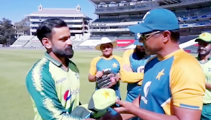 Pak vs SA: Mohammad Hafeez receives 100th T20I cap from Waqar Younis