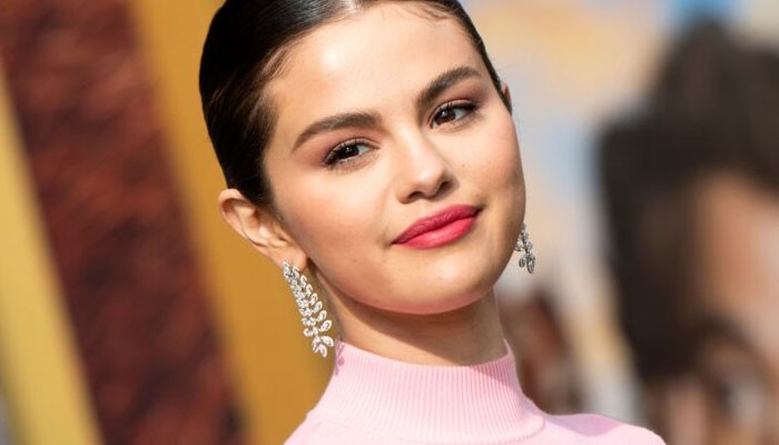 Selena Gomez looks amazing in new bold makeup photo