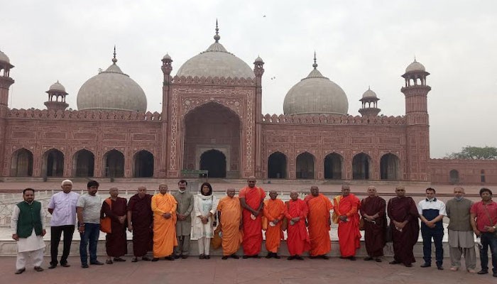 Buddhist monks from Sri Lanka visit Badshahi mosque, Lahore Fort - Vimarsana News