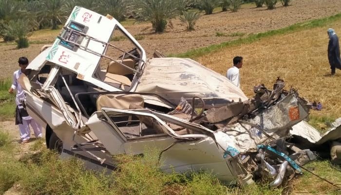12 killed, 8 injured in traffic accident near Khairpur