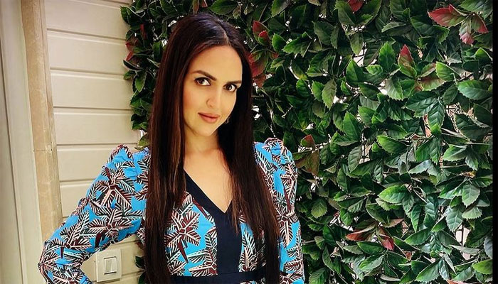 Esha Deol urges fans to take up yoga for mental, physical health