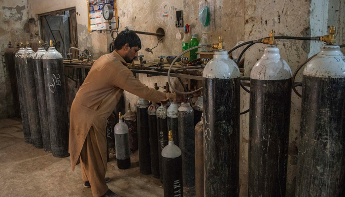 Peshawar hospitals forced to increase oxygen storage capacity amid rise in COVID-19 patients 