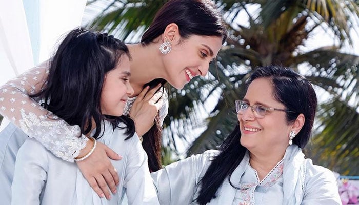 Ayeza Khan’s sweet photo with her mom, daughter Hoorain wins hearts