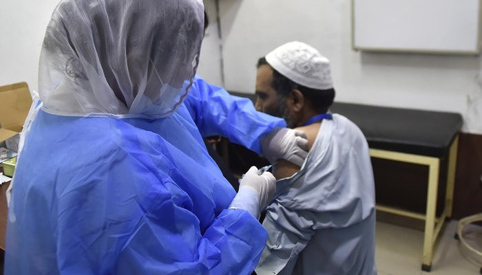 Pakistan vaccinates over 200,000 people against coronavirus in a day - Vimarsana News