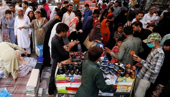 Defying COVID-19 protocols, Pakistani traders vow to keep businesses running till chand raat